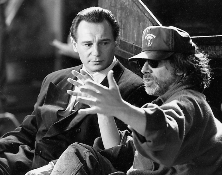 Liam Neeson et Steven Spielberg tournent l'un des films les plus bouleversant de l'histoire : La Liste de Schindler