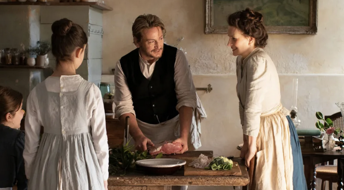Dodin, Eugène et leur apprentie en pleine préparation culinaire