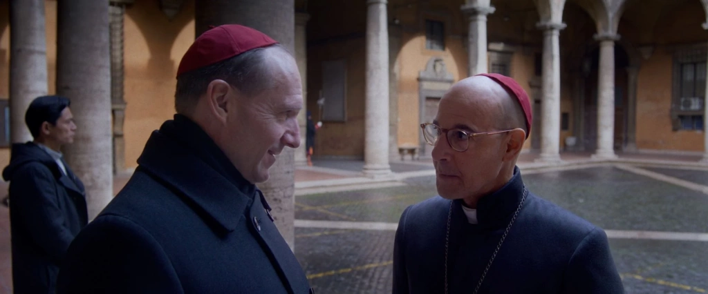 Ralph Fiennes et Stanley Tucci dans les rets du Vatican © Focus Features