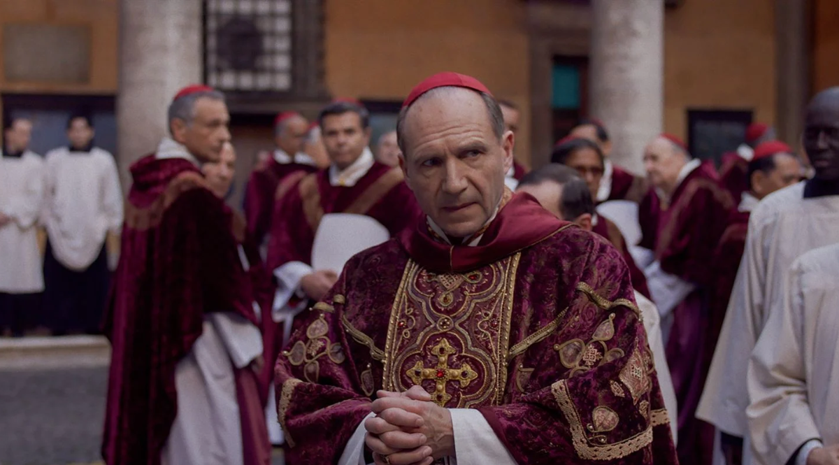 Un cardinal au regard troublé