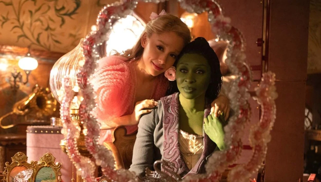 Galinda (Ariana Grande) et Elphaba (Cynthia Erivo), les deux protagonistes principales du film © Universal Studios