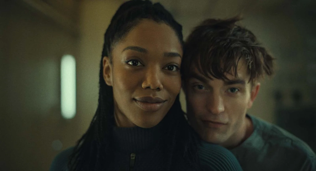 Nasha (Naomi Ackie) et Mickey (Robert Pattinson) © Warner Bros