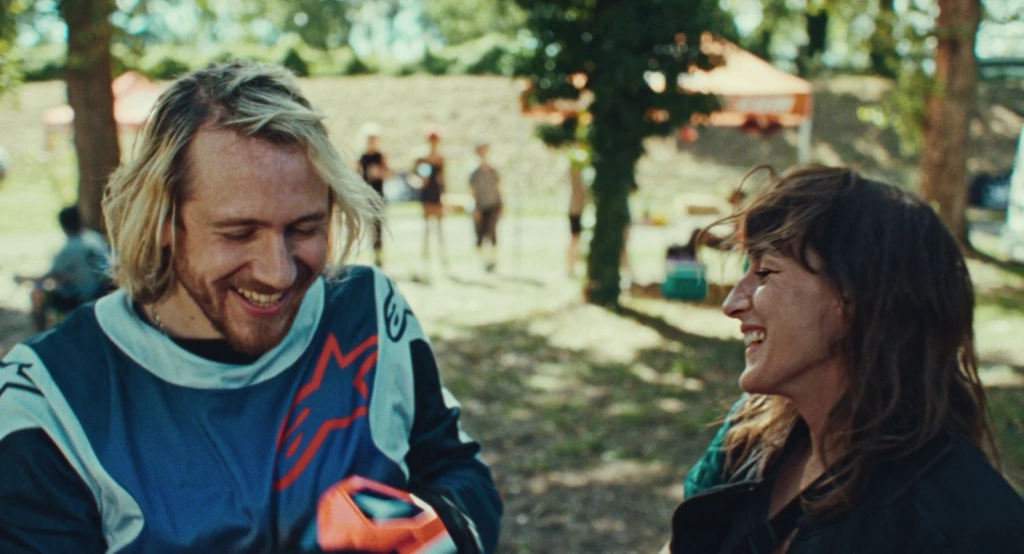 Bastien Bouillon et Juliette Armanet dans Partir un jour © Pathé Films