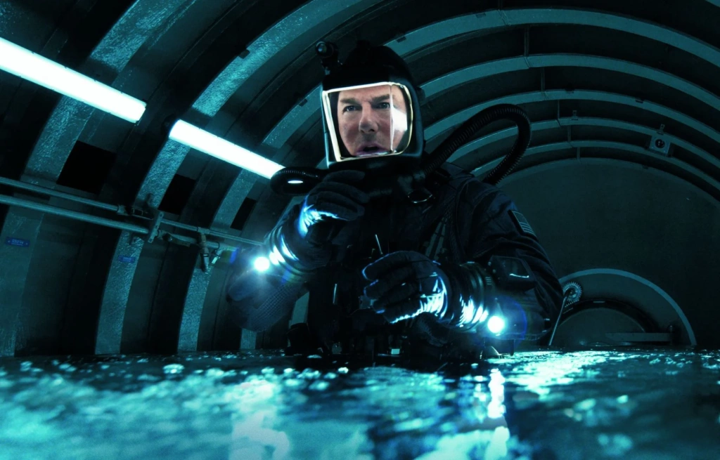 Ethan Hunt piégé dans un sous-marin en train de couler dans les profondeurs dans une Mission Impossible