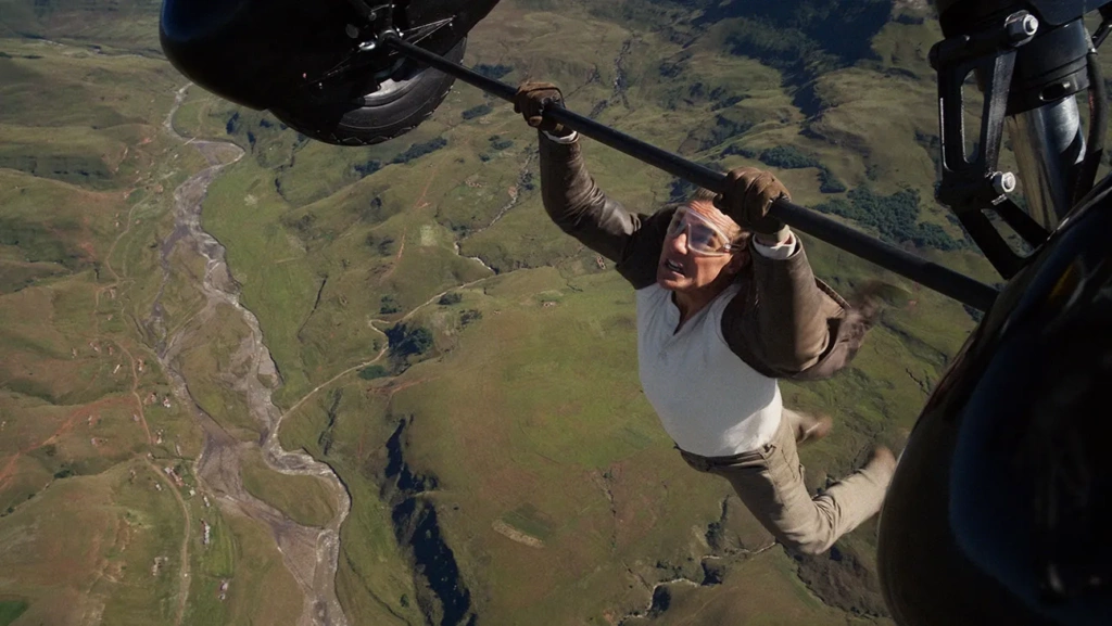 Ethan Hunt accroché à l'avion dans Mission Impossible