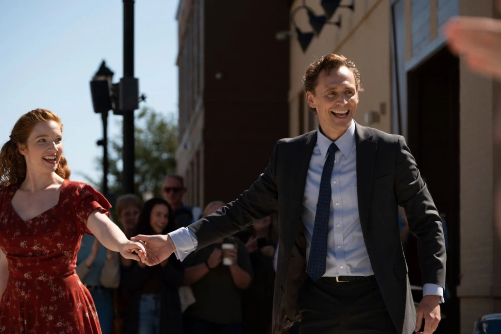 Tom Hiddleston et Annalise Basso dans Life of Chuck © Neon