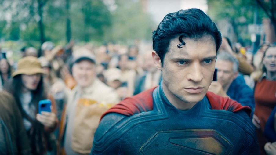 Superman clivant avec la population