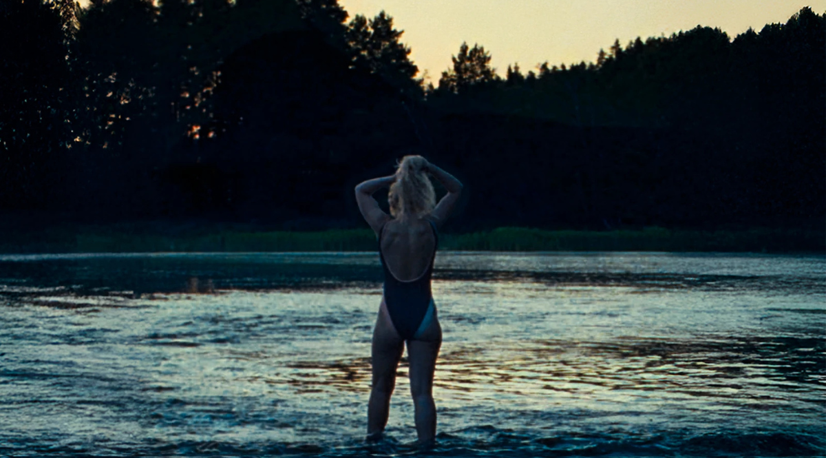 Lidia devant un lac