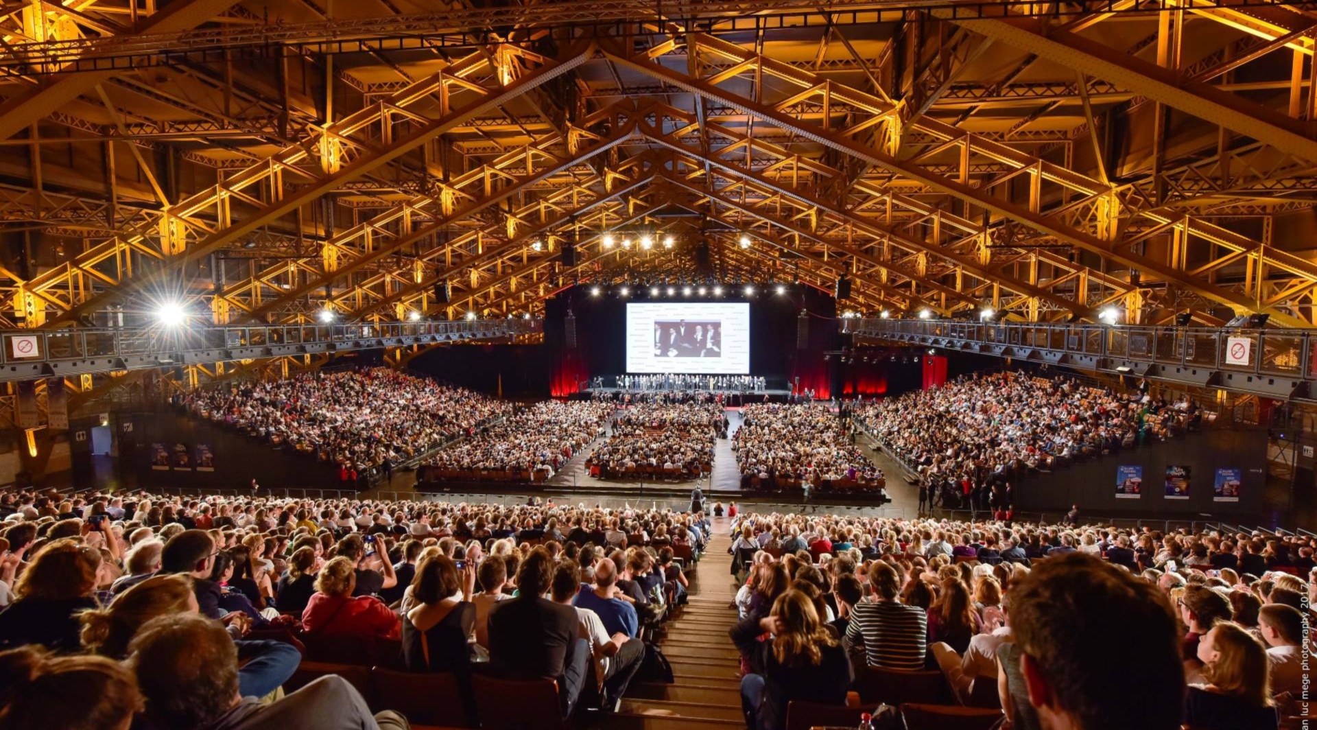 Festival Lumière 2025 à la Halle Tony Garnier, Lyon — projection d’ouverture devant un public nombreux sous la célèbre charpente métallique.