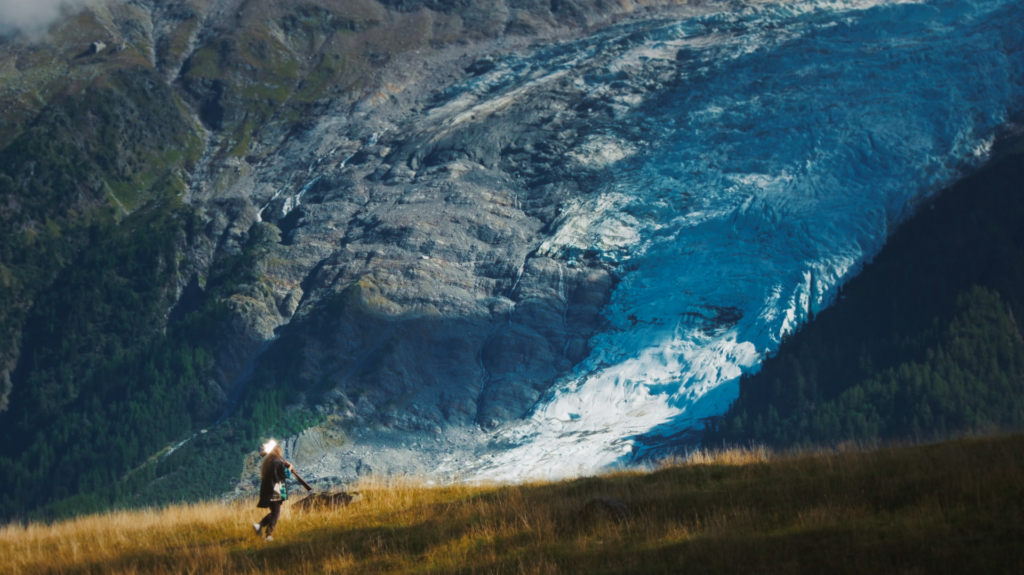 Une femme au milieu de la montagne