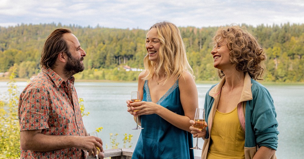 Rémi pris entre deux femmes